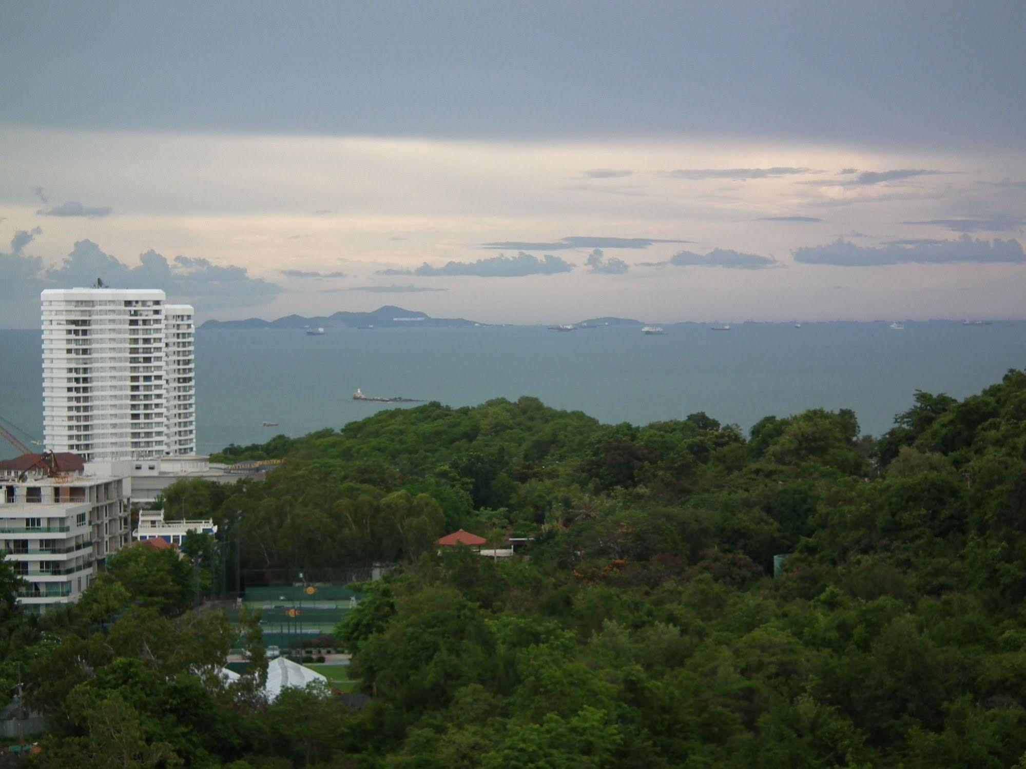 Apartamento Abricole At Pattaya Hill Exterior foto